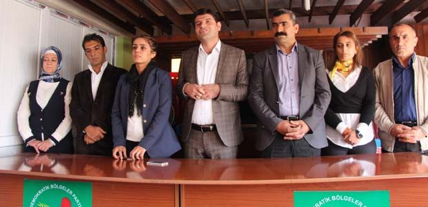  HDP Milletvekilleri, tebrikleri kabul ediyor