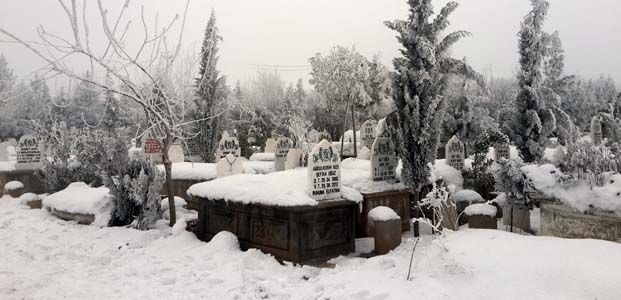 Mezarlıklar beyaza büründü